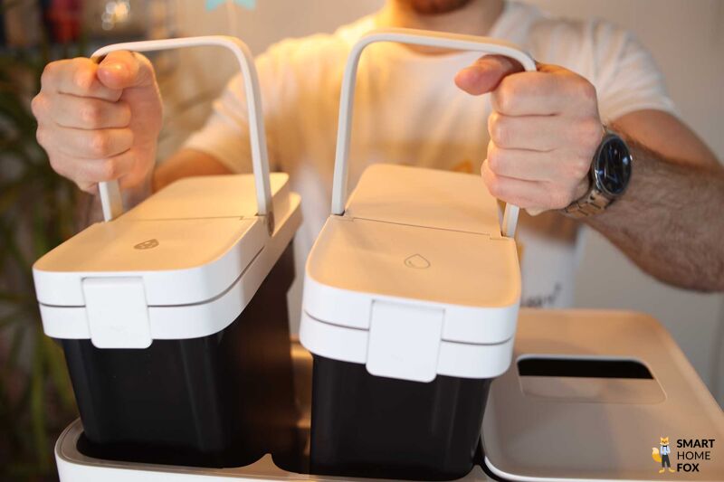 Die Wassertanks des Roborock S8 Pro Ultra werden aus der Ultra Station entnommen.